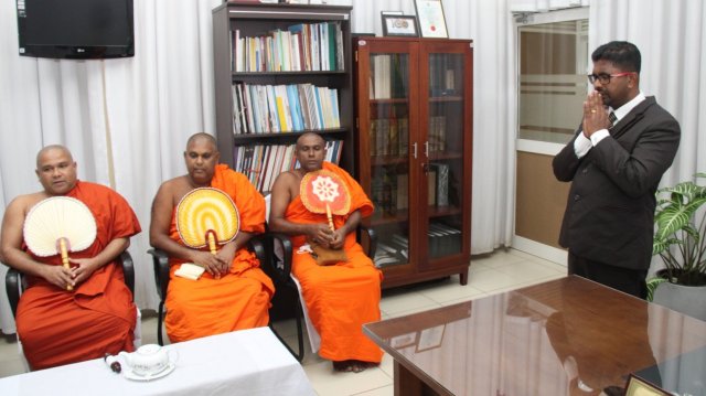 රත්නපුර නව දිසාපති / දිස්ත්‍රික් ලේකම් රාජකාරී අරඹයි